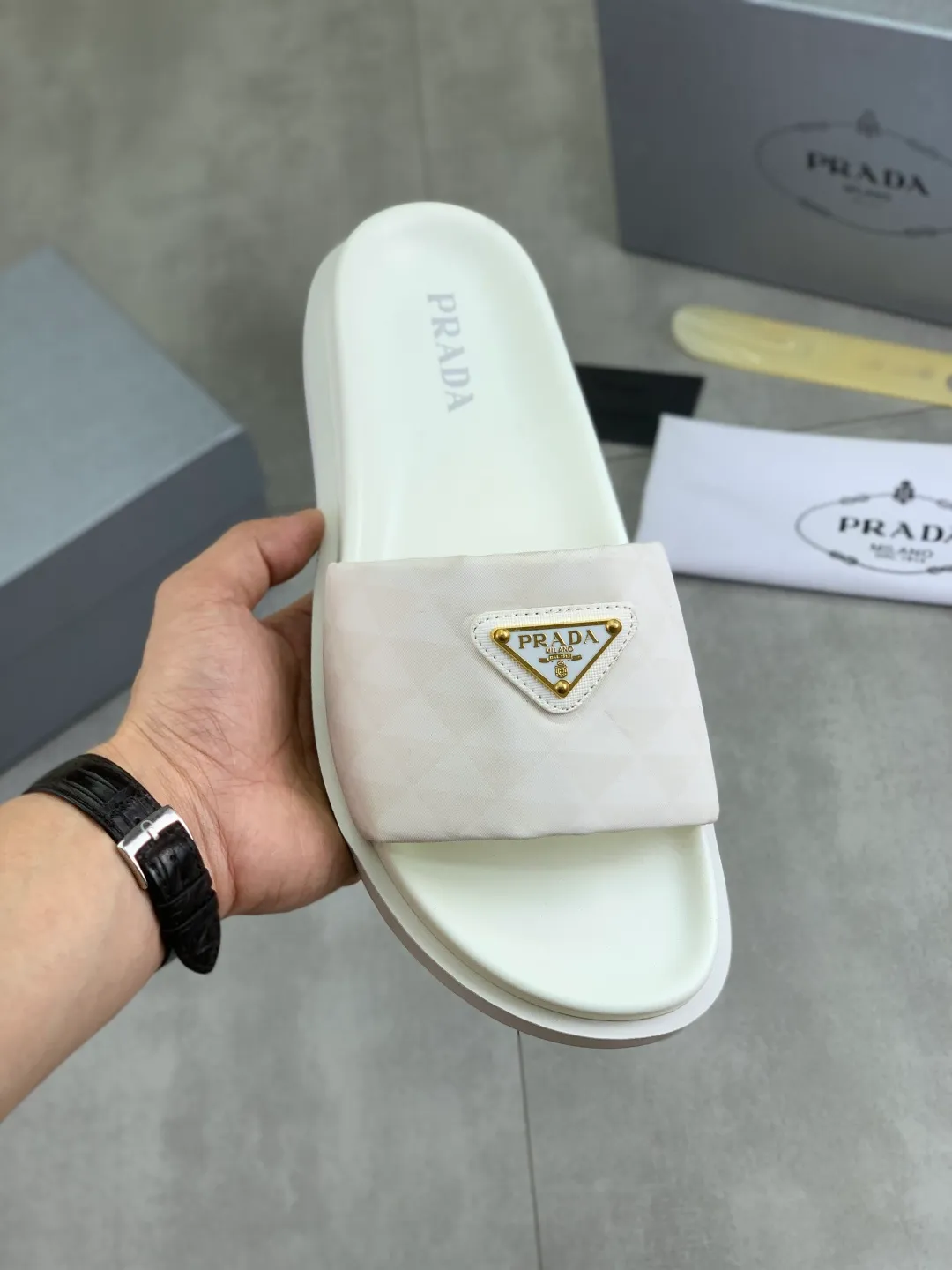Men's shoes 💰P320💰【New style】🎁🎁🎁 PRADA Prada's new casual slippers, original official website, perfect workmanship, conveying a kind of noble luxury, sublimating its definition of luxury in Prada's high-end extraordinary craftsmanship. Original combination outsole, code number: 38-44 (45 customized) Multiple colors 🉑️ to choose from